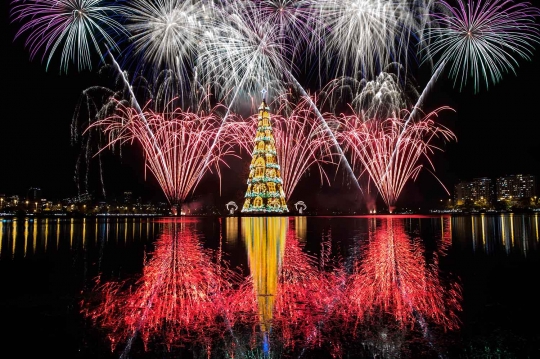 Mewahnya pohon Natal yang mengapung di laguna Rio de Janeiro