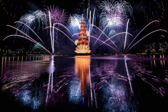 Mewahnya pohon Natal yang mengapung di laguna Rio de Janeiro