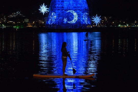 Mewahnya pohon Natal yang mengapung di laguna Rio de Janeiro