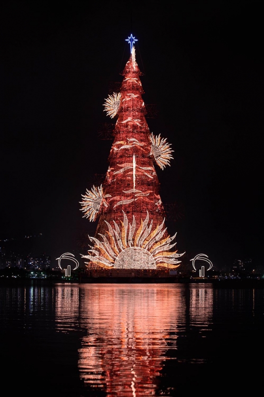 Mewahnya pohon Natal yang mengapung di laguna Rio de Janeiro