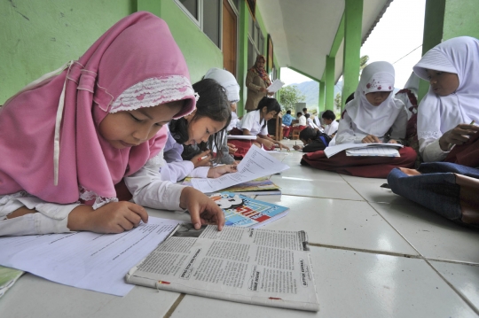 Nestapa murid SDN Tanjungsari ikuti ujian di lantai luar kelas