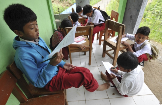 Nestapa murid SDN Tanjungsari ikuti ujian di lantai luar kelas