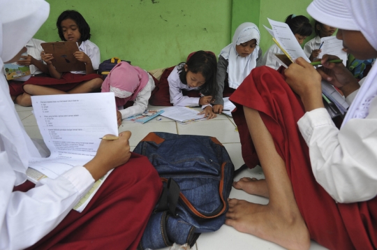 Nestapa murid SDN Tanjungsari ikuti ujian di lantai luar kelas