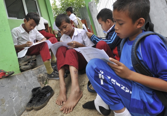 Nestapa murid SDN Tanjungsari ikuti ujian di lantai luar kelas