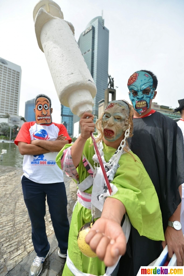 Foto Aksi aktivis bertopeng hantu peringati Hari HIV 