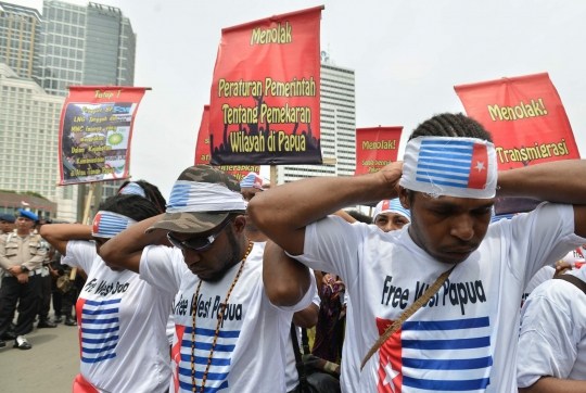 Tolak militer, mahasiswa Papua banjiri Bundaran HI
