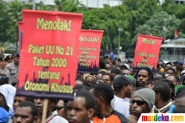 Foto : Tolak militer, mahasiswa Papua banjiri Bundaran HI 