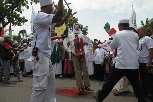 Aksi FPI bakar boneka Ahok di Balai Kota