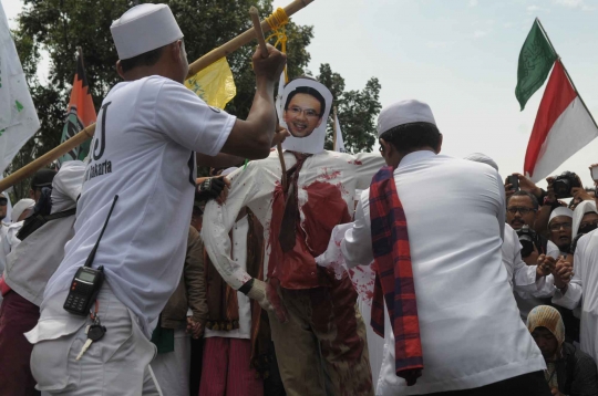 Aksi FPI bakar boneka Ahok di Balai Kota