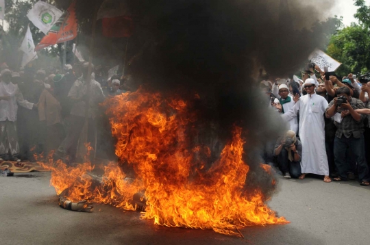 Aksi FPI bakar boneka Ahok di Balai Kota