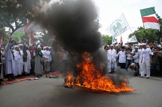 Aksi FPI bakar boneka Ahok di Balai Kota