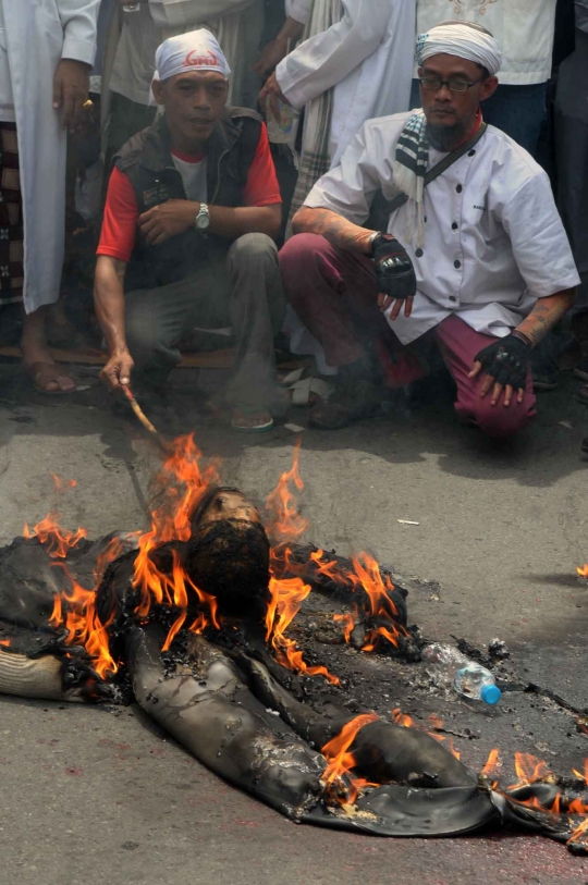 Aksi FPI bakar boneka Ahok di Balai Kota