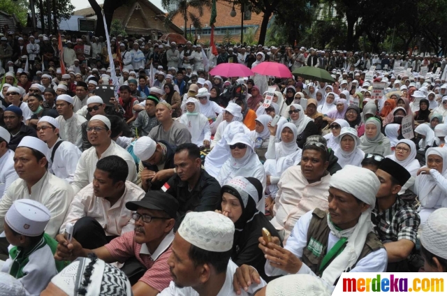 Foto : Aksi FPI bakar boneka Ahok di Balai Kota merdeka.com