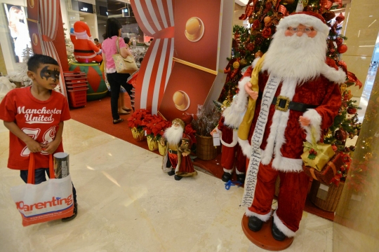 Masuk Desember, pernak-pernik Natal mulai hiasi mal