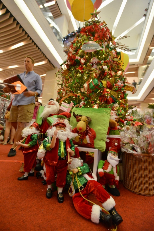 Masuk Desember, pernak-pernik Natal mulai hiasi mal