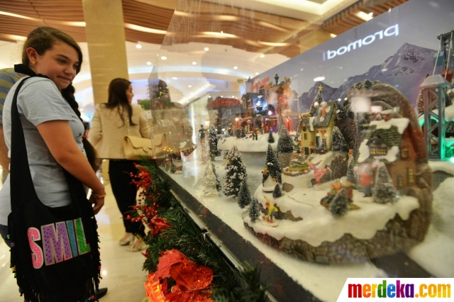 Foto Masuk Desember pernak pernik Natal mulai hiasi mal 