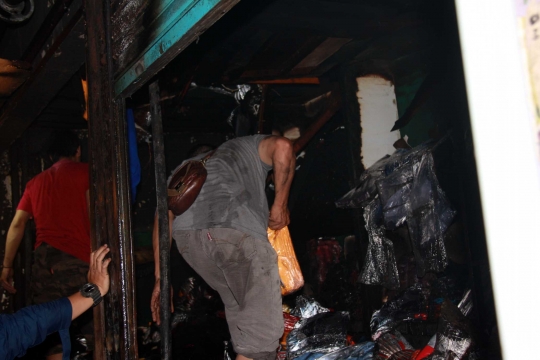 Kondisi hangus 6 kios di Pasar Besar Malang pasca-kebakaran