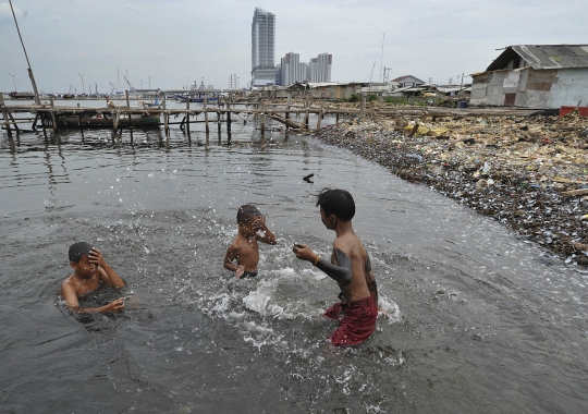 Berenang di Teluk Jakarta yang kumuh