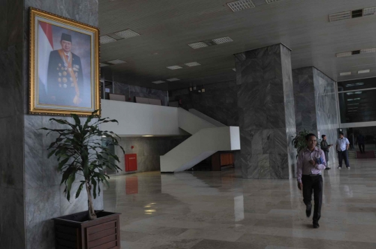 Tak ada Jokowi di antara deretan foto presiden di Gedung DPR