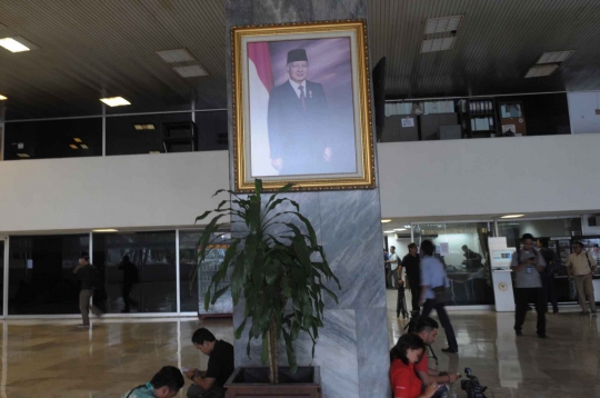 Tak ada Jokowi di antara deretan foto presiden di Gedung DPR