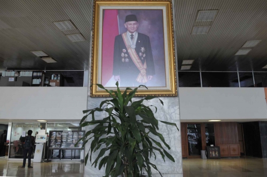 Tak ada Jokowi di antara deretan foto presiden di Gedung DPR