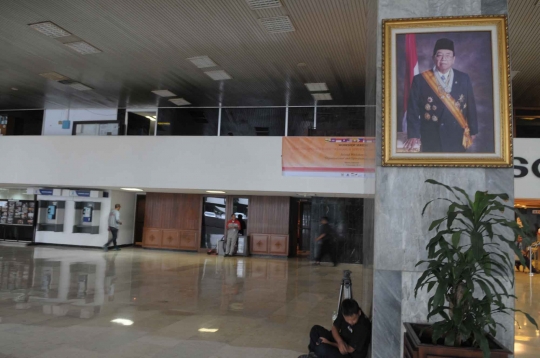 Tak ada Jokowi di antara deretan foto presiden di Gedung DPR