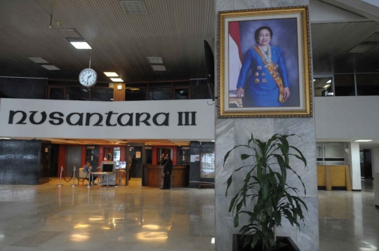 Tak ada Jokowi di antara deretan foto presiden di Gedung DPR