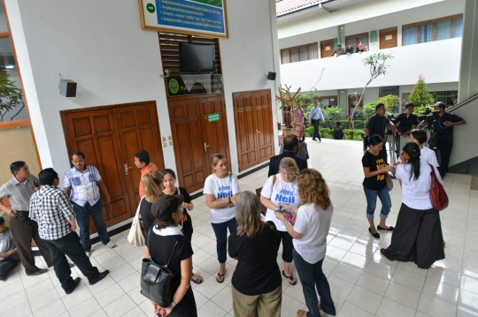 Kerabat beri dukungan dua guru JIS saat jalani sidang perdana