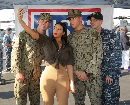 Senangnya tentara AS dihibur Kim Kardashian saat tugas di Dubai