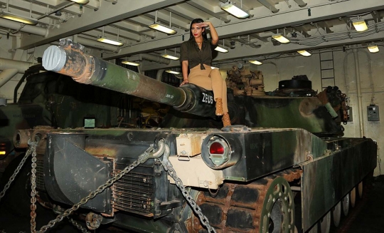 Senangnya tentara AS dihibur Kim Kardashian saat tugas di Dubai