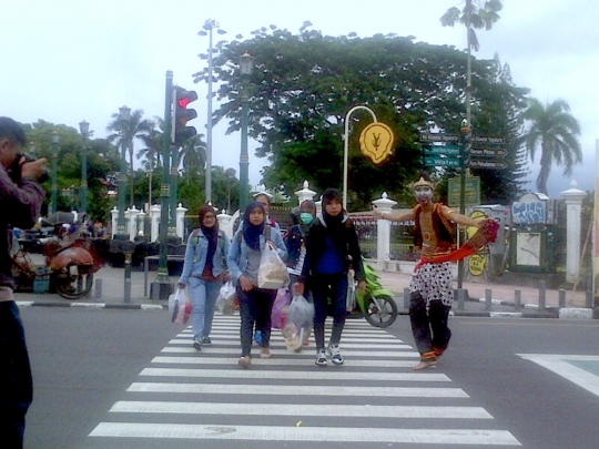 Lestarikan warisan budaya, Punakawan beraksi di jalanan Yogya