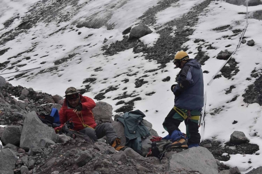 Ketegangan ekspedisi gletser di gunung berapi Antisana