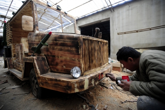 Mobil listrik ala tukang kayu China ini dilengkapi 'rudal'