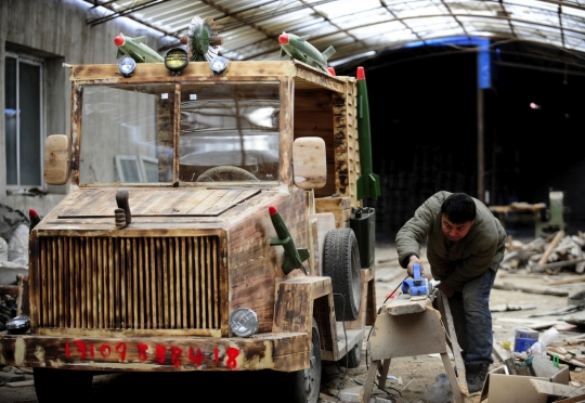 Mobil listrik ala tukang kayu China ini dilengkapi 'rudal'