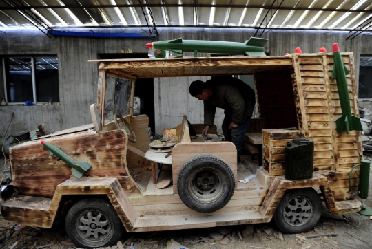 Mobil listrik ala tukang kayu China ini dilengkapi 'rudal'