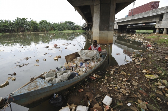 Potret KBB kawasan Pluit yang penuh dengan sampah plastik