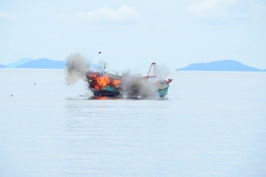 Ini momen kapal asing dihancurkan dengan senapan mesin