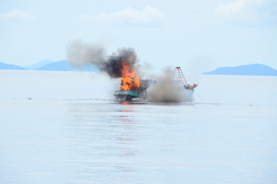 Ini momen kapal asing dihancurkan dengan senapan mesin
