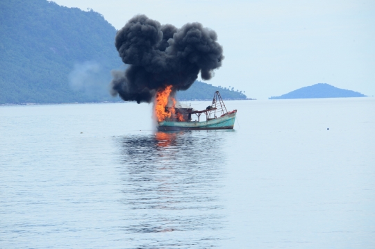 Ini momen kapal asing dihancurkan dengan senapan mesin
