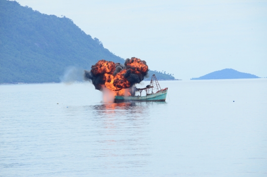 Ini momen kapal asing dihancurkan dengan senapan mesin