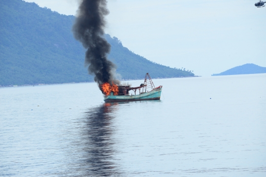 Ini momen kapal asing dihancurkan dengan senapan mesin