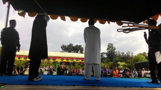 Ketahuan judi, 7 pria Aceh dihukum cambuk di depan umum