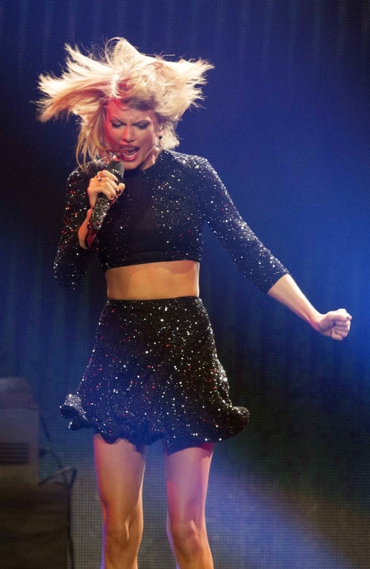 Gaya centil Taylor Swift di KIIS FM Jingle Ball 2014