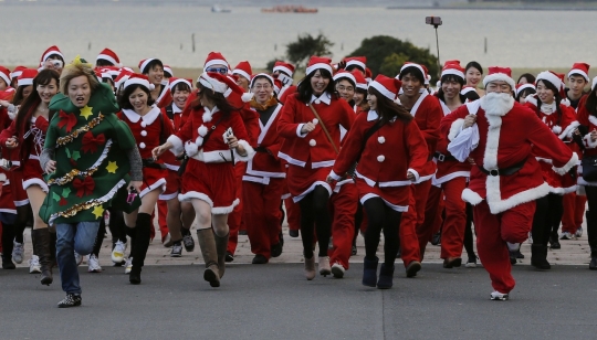 Kemeriahan Festival Tokyo Santa Run sejauh 2,5 kilometer
