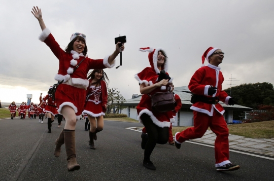 Kemeriahan Festival Tokyo Santa Run sejauh 2,5 kilometer