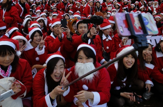 Kemeriahan Festival Tokyo Santa Run sejauh 2,5 kilometer