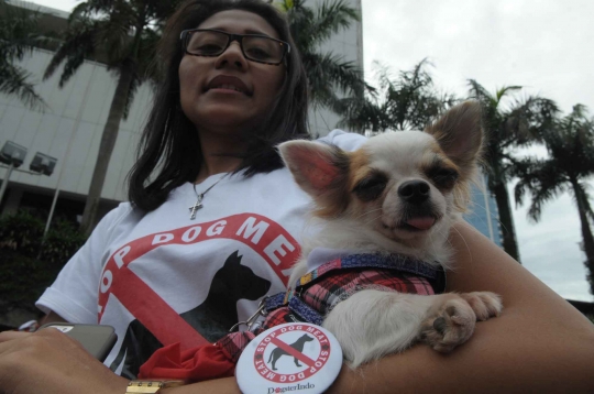 Aksi kampanye setop tradisi makan daging anjing di Bundaran HI