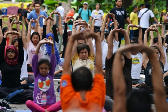 Gaya hidup sehat warga Ibu Kota rutin yoga di Taman Suropati