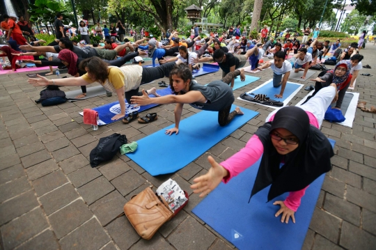 Gaya hidup sehat warga Ibu Kota rutin yoga di Taman Suropati