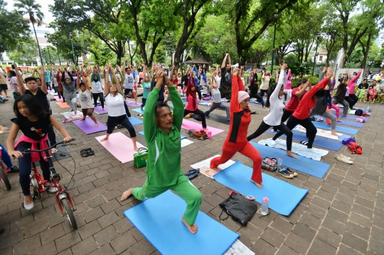 Gaya hidup sehat warga Ibu Kota rutin yoga di Taman Suropati